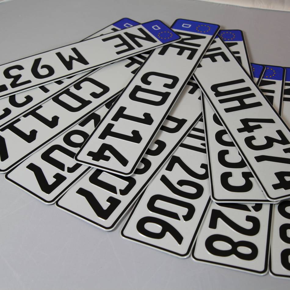 Kennzeichen-Kombinationen: Der Rhein-Kreis Neuss warnt vor Verkauf von Nummernschildern im Internet