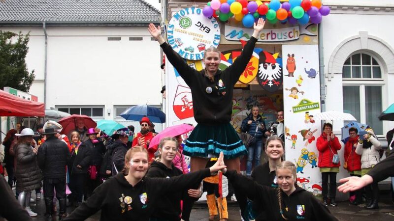 Karneval in Meerbusch: Jecke verfolgen Rathaussturm mit dem Regenschirm