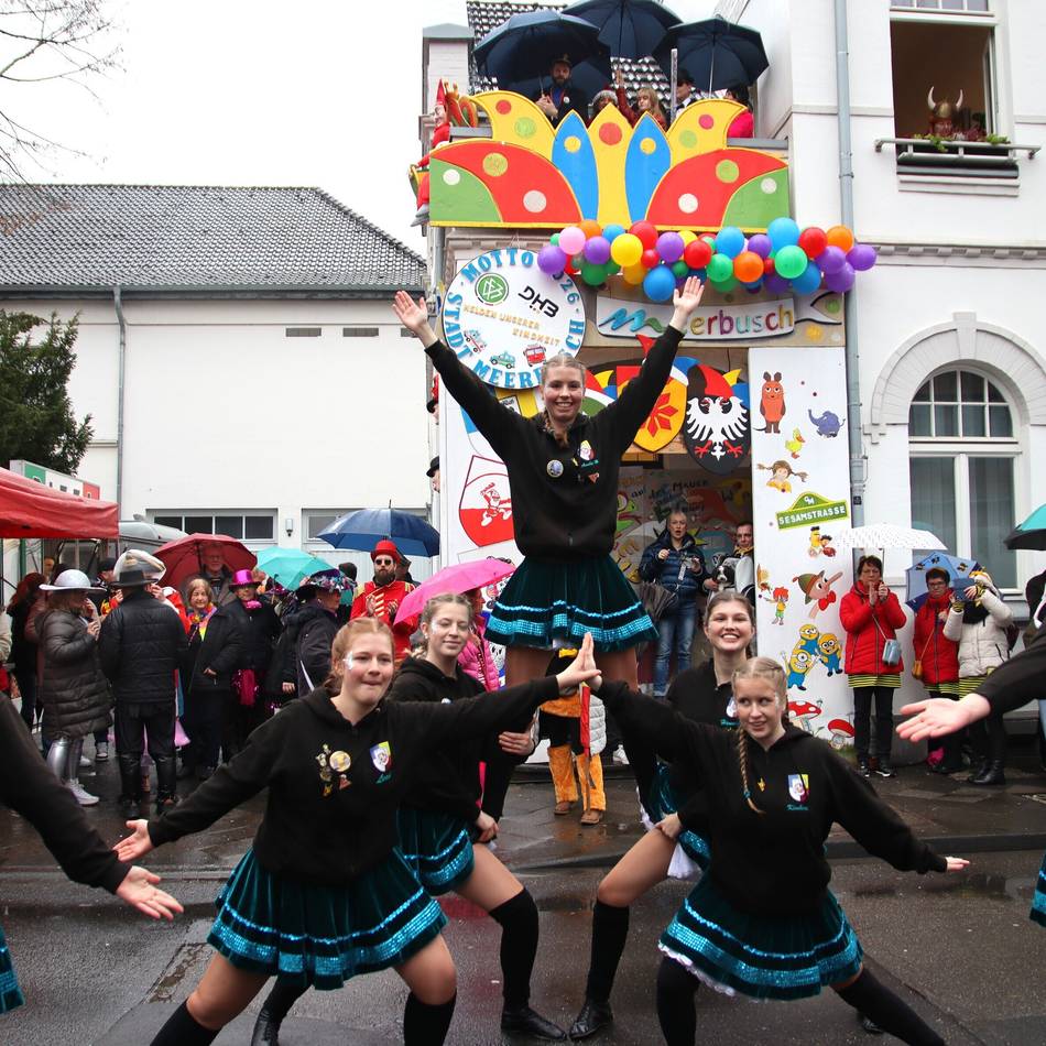 Karneval in Meerbusch: Jecke verfolgen Rathaussturm mit dem Regenschirm