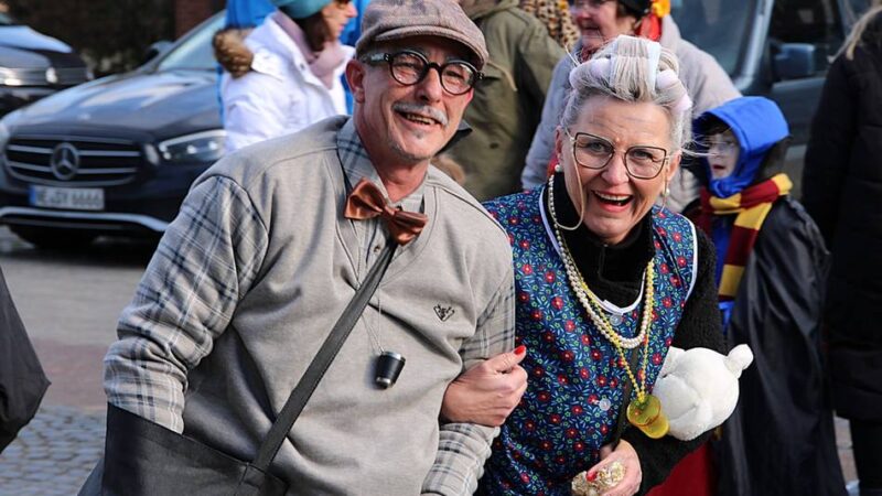 Karneval in Nievenheim und Ückerath: Über 700 Jecke im Tulpensonntagszug im Doppeldorf