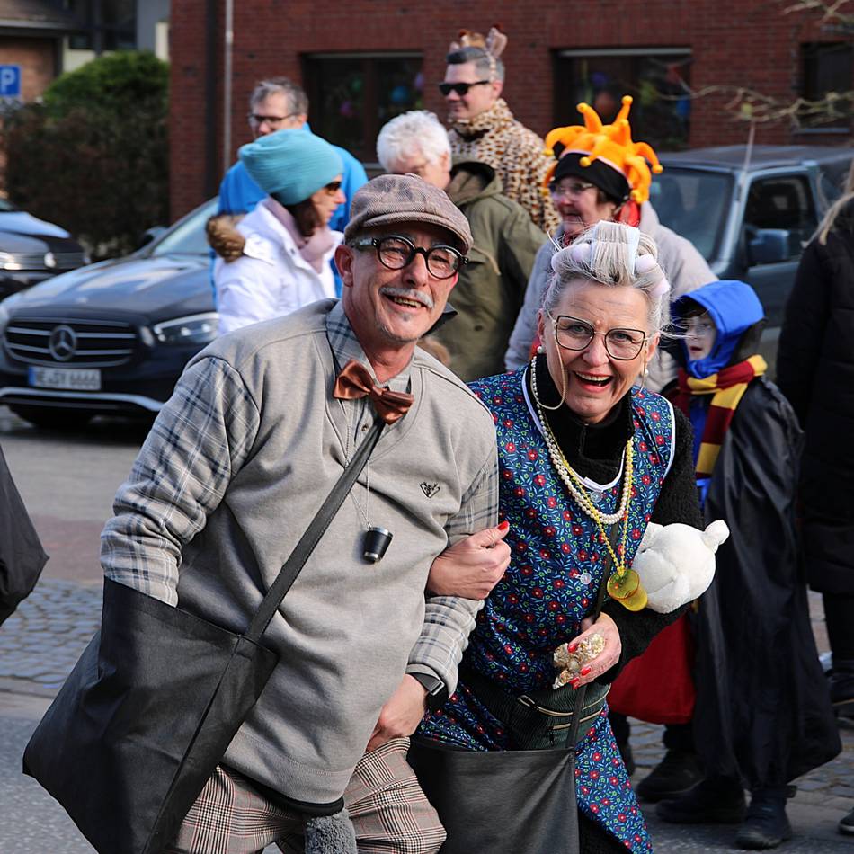 Karneval in Nievenheim und Ückerath: Über 700 Jecke im Tulpensonntagszug im Doppeldorf
