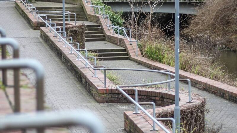 Teurer Austausch in Grevenbroich: 30 Jahre kein Unfall – aber jetzt ist das Geländer nicht mehr sicher genug