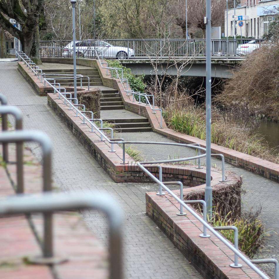 Teurer Austausch in Grevenbroich: 30 Jahre kein Unfall – aber jetzt ist das Geländer nicht mehr sicher genug