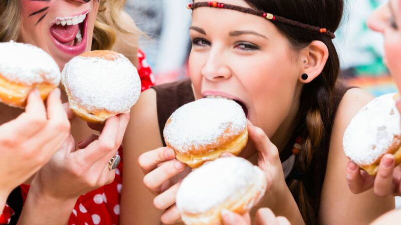 Berliner, Frikadellen und Co.: Diese 7 Snacks dürfen an Karneval nicht fehlen