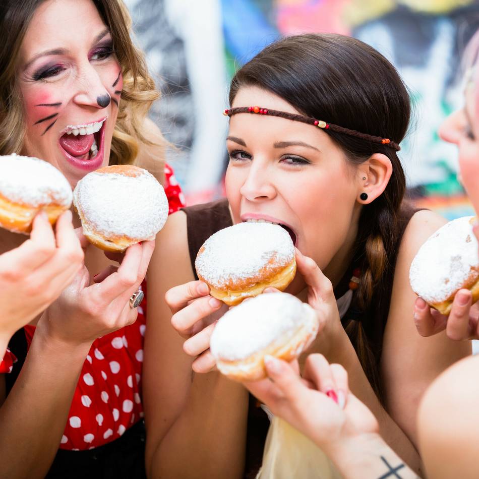 Berliner, Frikadellen und Co.: Diese 7 Snacks dürfen an Karneval nicht fehlen