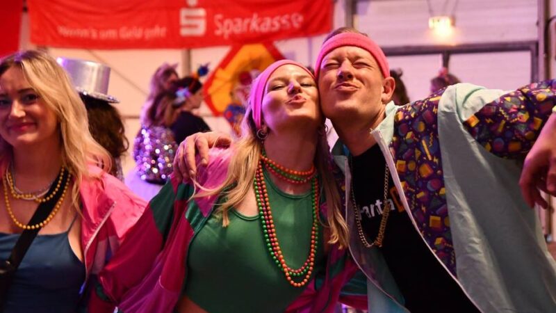 Karneval 2026 in Korschenbroich: Mit Möhnen-Party Start in die Session