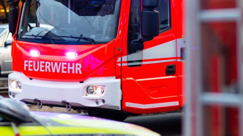 Einsatz von Feuerwehr und Polizei: Auto brennt am Lintorfer Markt