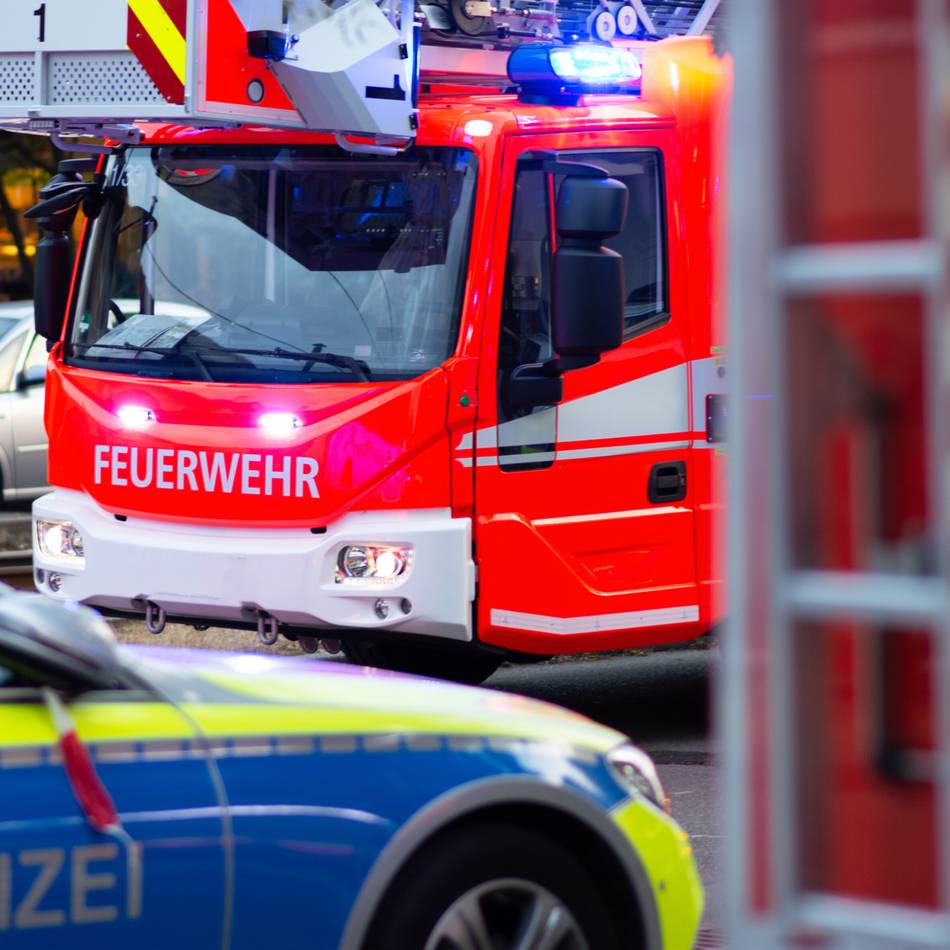 Einsatz von Feuerwehr und Polizei: Auto brennt am Lintorfer Markt