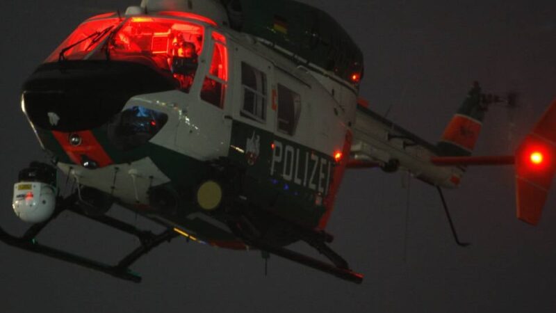 Polizei setzt Hubschrauber ein: Mann findet tote Person in Teich in Ratingen