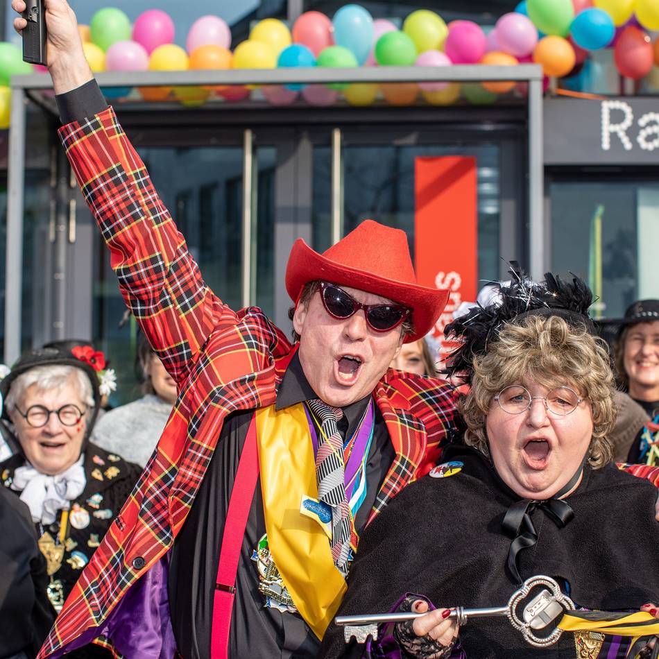 Altweiber und Nelkensamstag: Karnevalspartys im Überblick – wo in Moers jeck gefeiert wird
