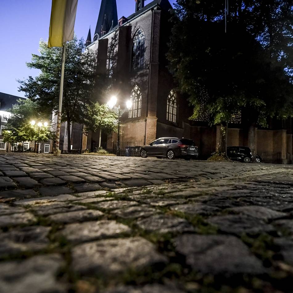 Mitten in der Düsseldorfer Altstadt: 27-Jährige in aller Öffentlichkeit vergewaltigt – zwei Männer vor Gericht