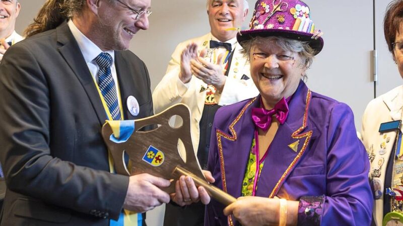 Närrische Schlüsselträgerin: „Superwoman“ Angelika Jovic regiert die Kevelaerer Narren