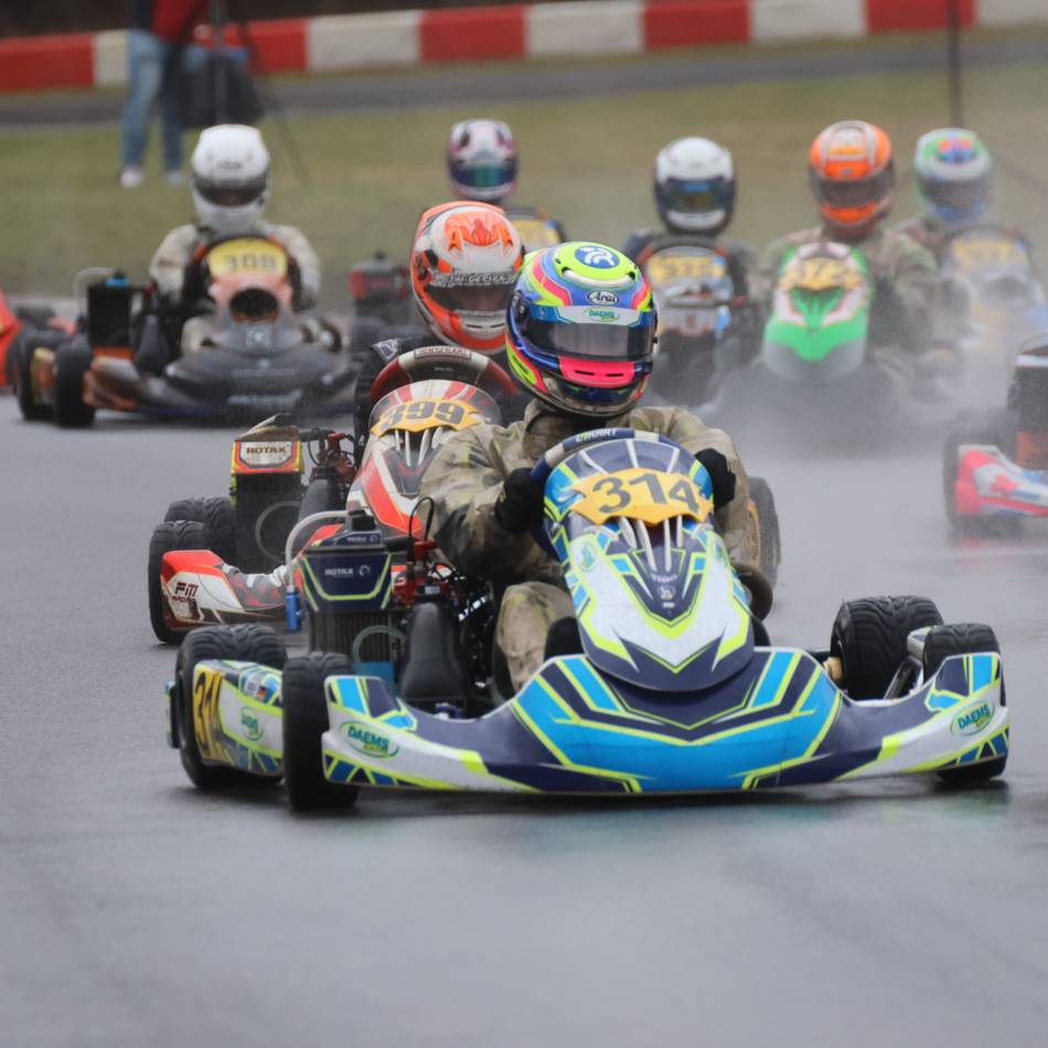 Start in die Saison: Meerbuscher Kart-Rennfahrer siegt spektakulär im Wintercup