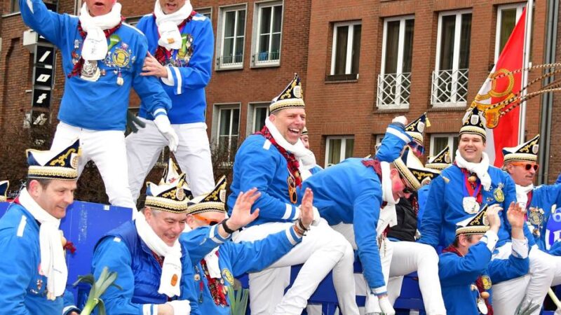 Rosenmontag in Düsseldorf : Frauen mischen Männer-Wagen der Tonnengarde auf