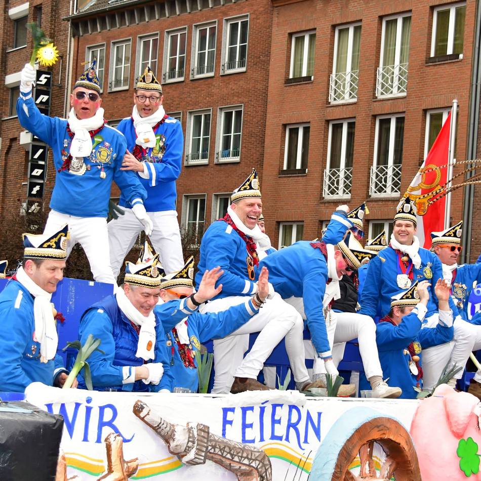 Rosenmontag in Düsseldorf : Frauen mischen Männer-Wagen der Tonnengarde auf