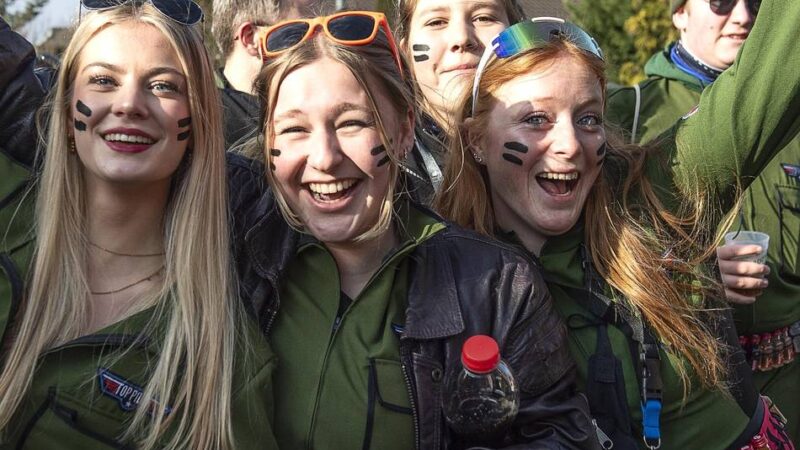 Fröhlicher Straßenkarneval: Winnekendonk feiert zusammen im Sonnenschein