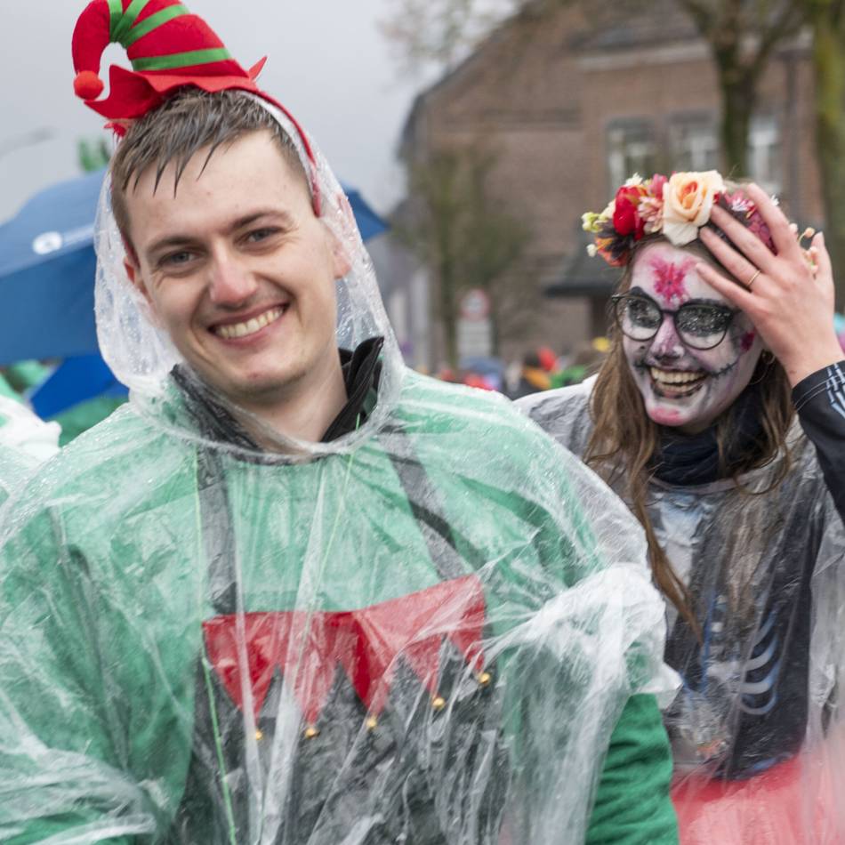Rosenmontagszug im Regen: Hartefeld zeigt, wie Karneval im Dorf funktioniert
