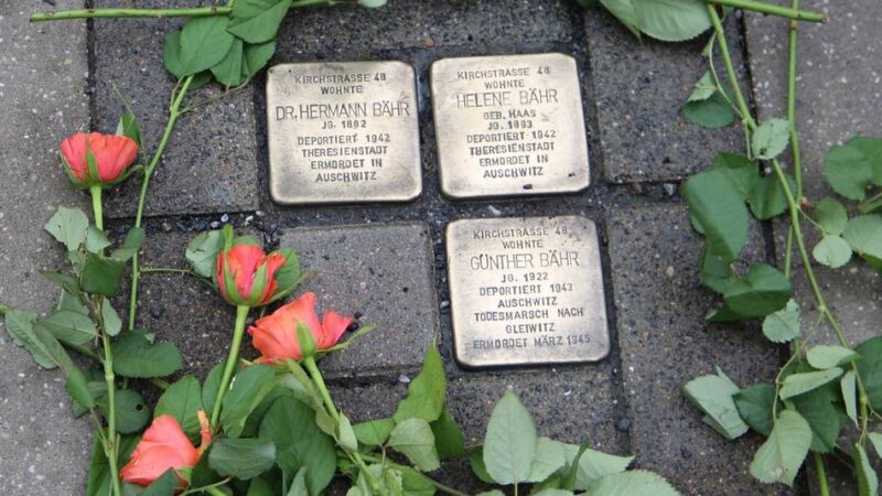 Holocaust-Gedenken in Moers: Bürgermeisterin und Schüler reinigen Stolpersteine am Rathaus