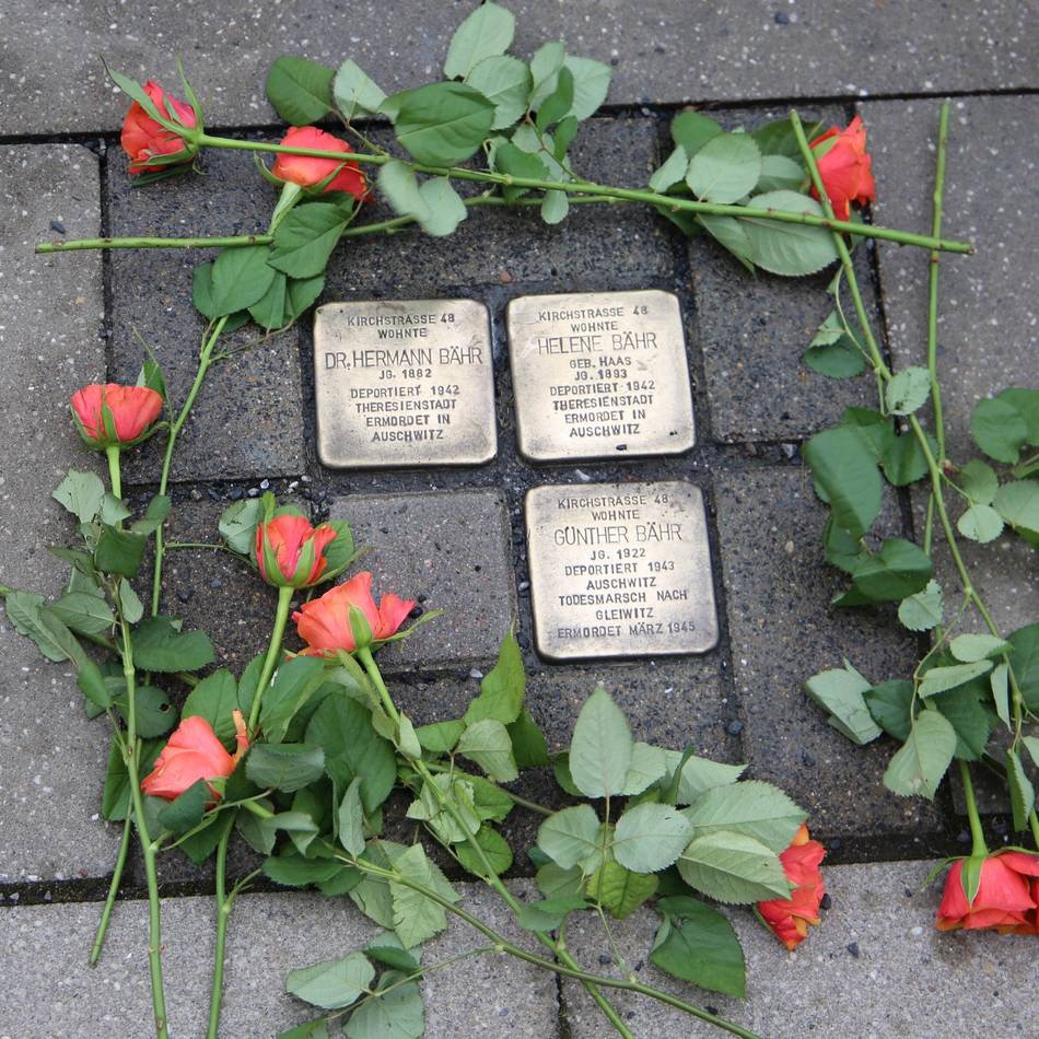 Holocaust-Gedenken in Moers: Bürgermeisterin und Schüler reinigen Stolpersteine am Rathaus