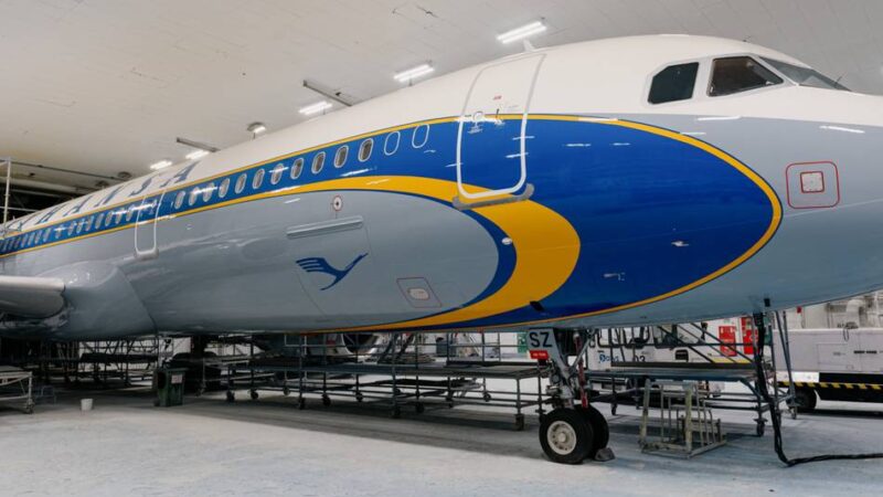 Starker Schneefall: Airbus in Retro-Design landet in Düsseldorf statt Frankfurt