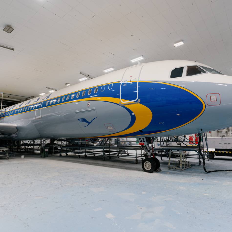 Starker Schneefall: Airbus in Retro-Design landet in Düsseldorf statt Frankfurt