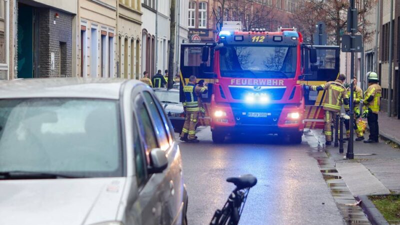 Verkehrsunfall in Krefeld: 20 Jahre alte Radfahrerin nach Unfall verstorben