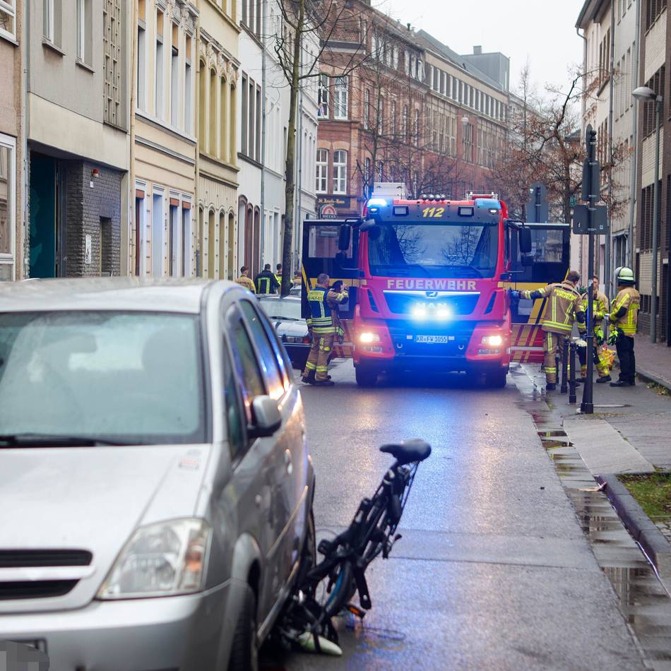 Verkehrsunfall in Krefeld: 20 Jahre alte Radfahrerin nach Unfall verstorben