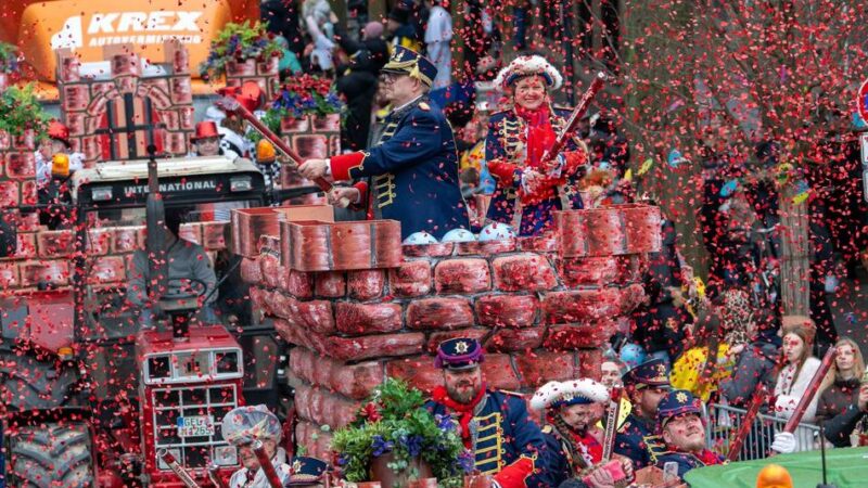 Rosenmontagszug 2026 in Krefeld: 180.000 Besucher – Krefelds Jecken trotzen dem Wetter