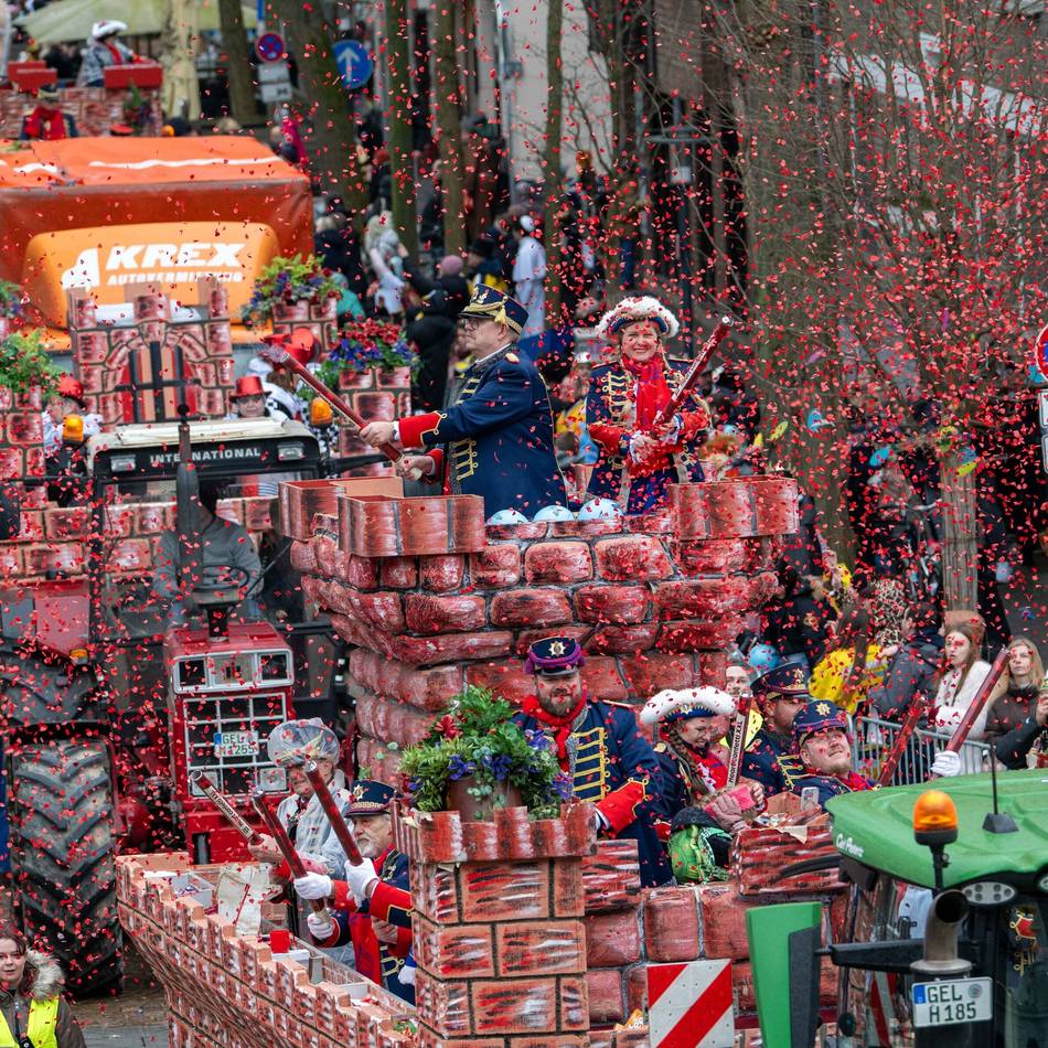 Rosenmontagszug 2026 in Krefeld: 180.000 Besucher – Krefelds Jecken trotzen dem Wetter