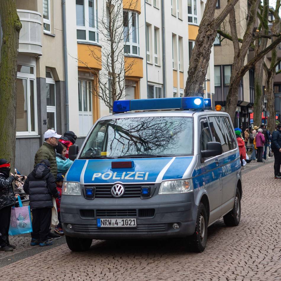 Polizeibilanz aus Krefeld: Regenschauer beendet das närrische Treiben gleich nach Ende des Zuges