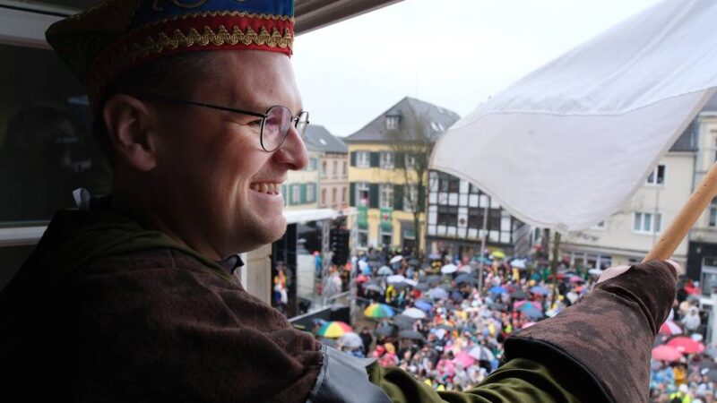 Straßenkarneval in Ratingen: Mit Sonne im Herzen dem Regen getrotzt