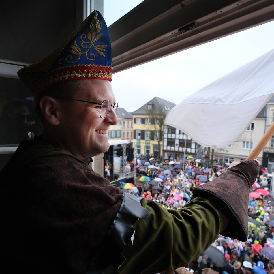 Straßenkarneval in Ratingen: Mit Sonne im Herzen dem Regen getrotzt