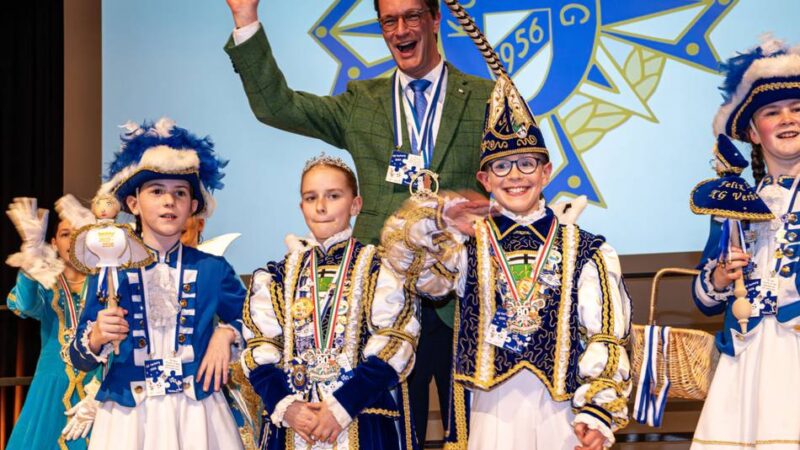 Hendrik Wüst in Moers: Ministerpräsident verleiht den Karnevalsorden an Kindertollitäten aus NRW