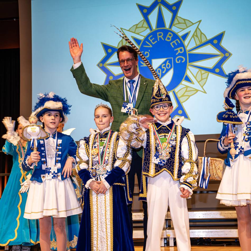 Hendrik Wüst in Moers: Ministerpräsident verleiht den Karnevalsorden an Kindertollitäten aus NRW