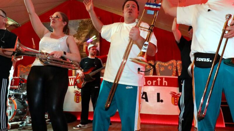 1. Karnevalsgesellschaft Rot-Weiß Borth : Borther Büttensitzung beginnt mit Überraschung