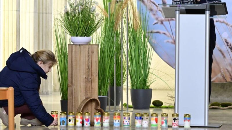 Trauerfeier in Mönchengladbach: Schulkinder gestalten Kerzen für 40 Unbedachte