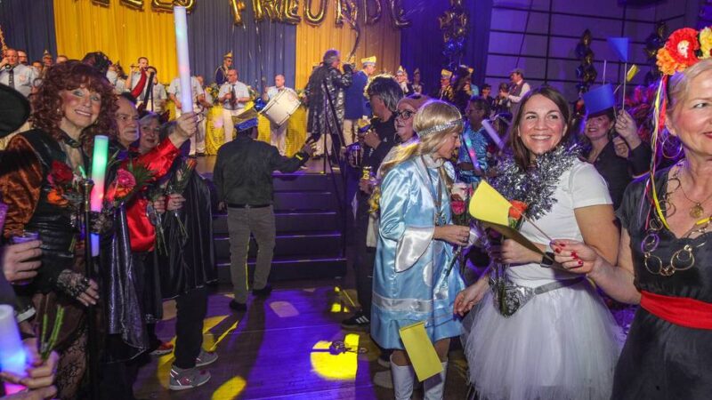 Karneval in Düsseldorf: Jubelstimmung und mahnende Worte des Ex-Prinzen