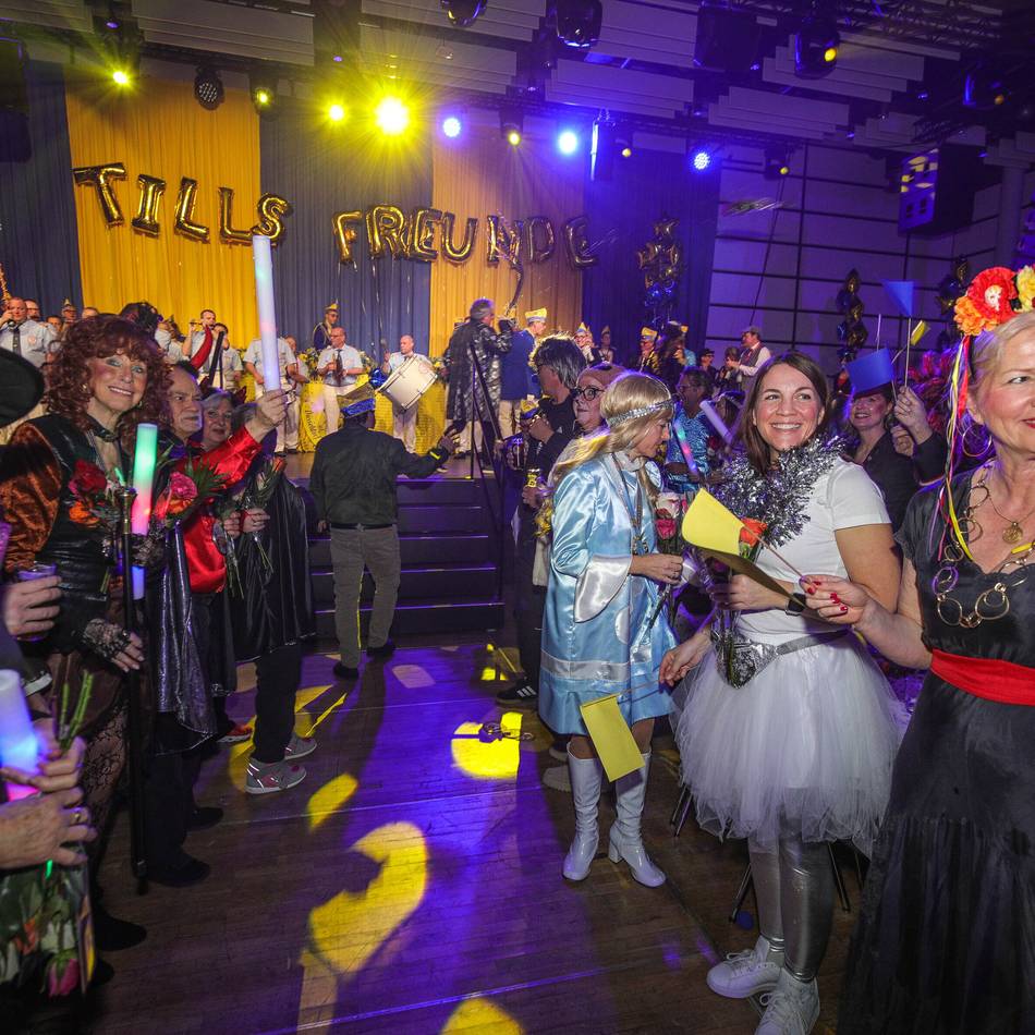 Karneval in Düsseldorf: Jubelstimmung und mahnende Worte des Ex-Prinzen