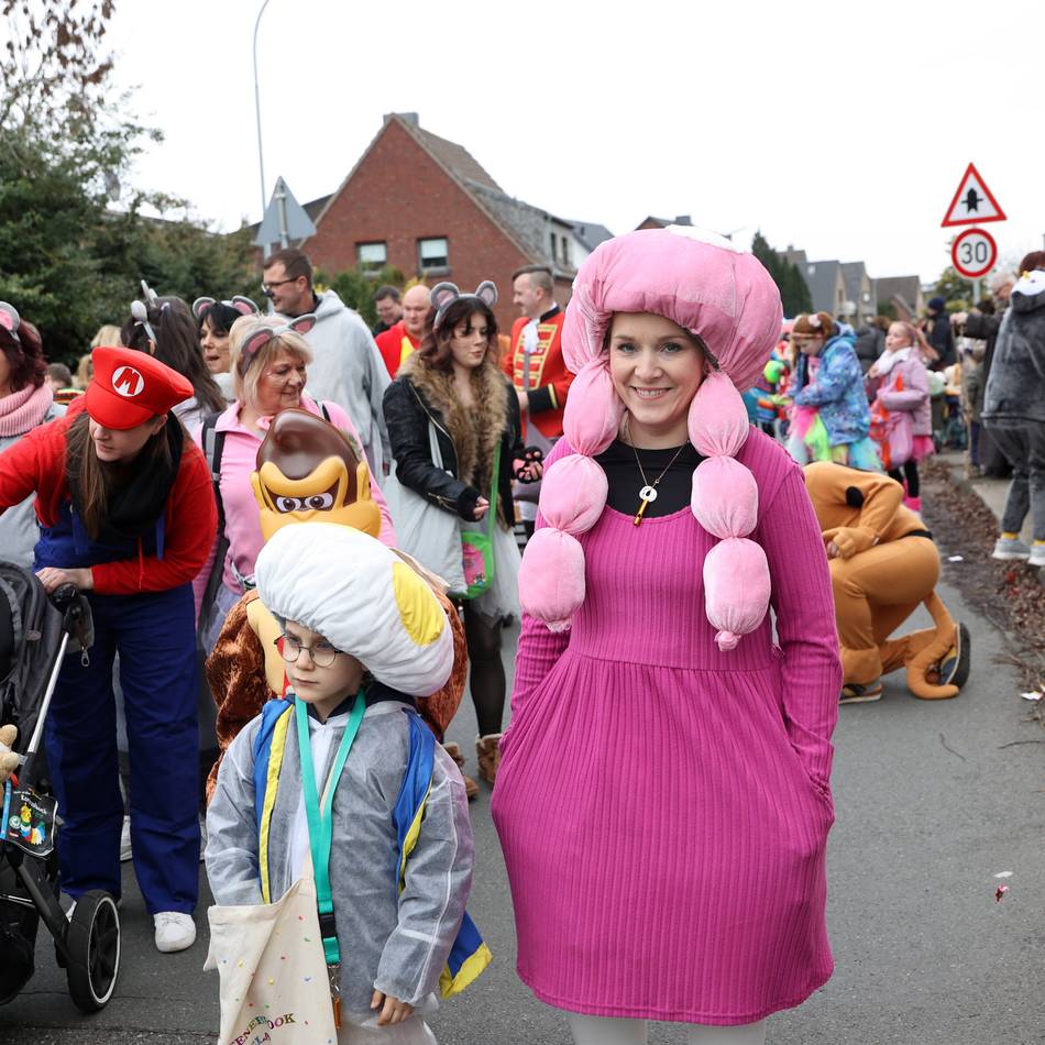Karneval 2026 in Korschenbroich: Kamelleregen beim Kinderkarnevalszug in Kleinenbroich