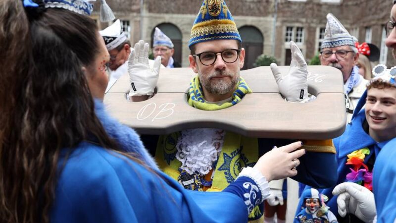 Altweiber 2026 in Mönchengladbach: Prinzenpaar stellt Oberbürgermeister an den Pranger – wortwörtlich