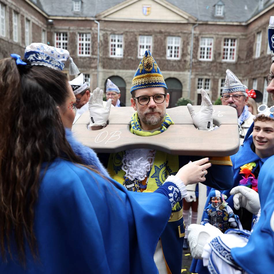 Altweiber 2026 in Mönchengladbach: Prinzenpaar stellt Oberbürgermeister an den Pranger – wortwörtlich