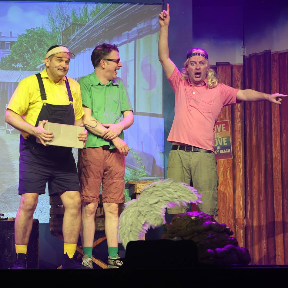 Theater in Mönchengladbach: „Die drei Fragezeichen“ ermitteln im NEW Kunstwerk – und drehen die Zeit zurück