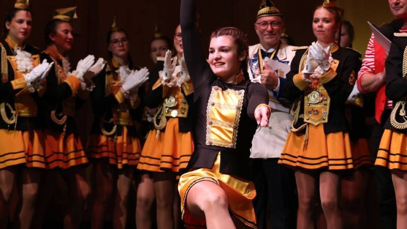 Narrensitzung in Mönchengladbach: „Das ganze Programm ist ein Highlight“ – beste Stimmung bei Schwarz-Gold Rheydt