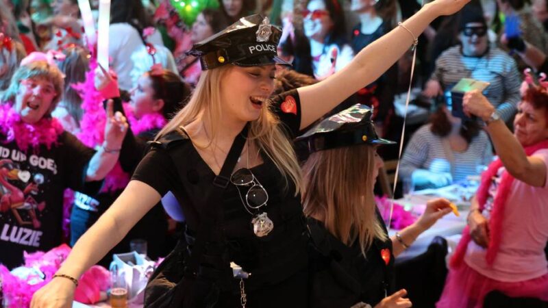 Karneval in Mönchengladbach 2026: Ein Zelt voller Närrinnen bei Hausfrauensitzung in Holt