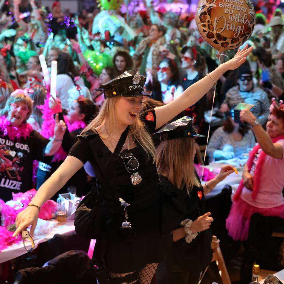 Karneval in Mönchengladbach 2026: Ein Zelt voller Närrinnen bei Hausfrauensitzung in Holt