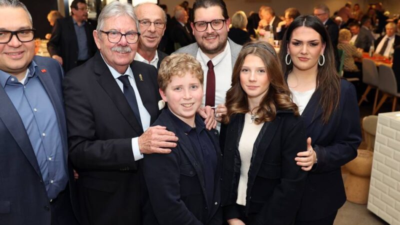 Aschermittwoch in Mönchengladbach: Wenn nur noch Ornat und die Badehose für Teneriffa passen