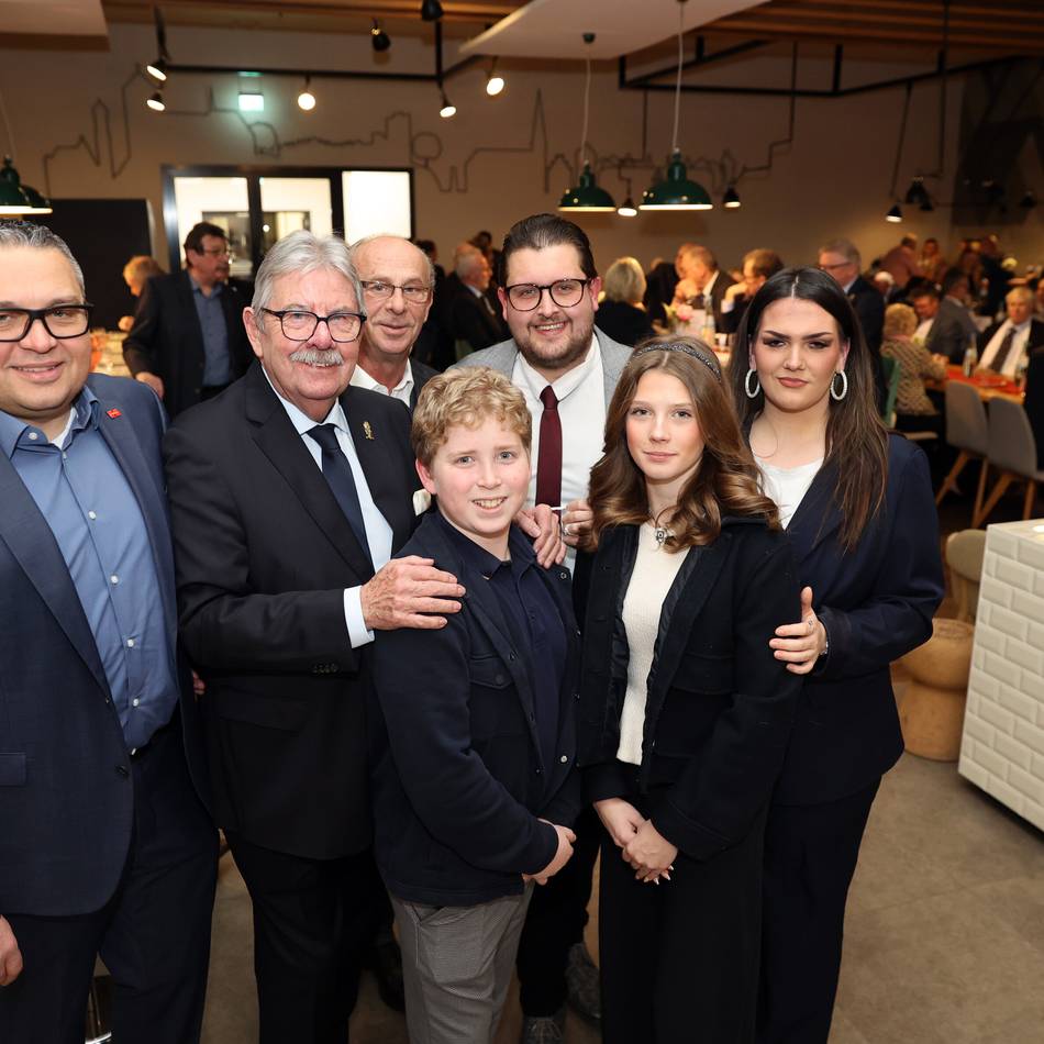 Aschermittwoch in Mönchengladbach: Wenn nur noch Ornat und die Badehose für Teneriffa passen