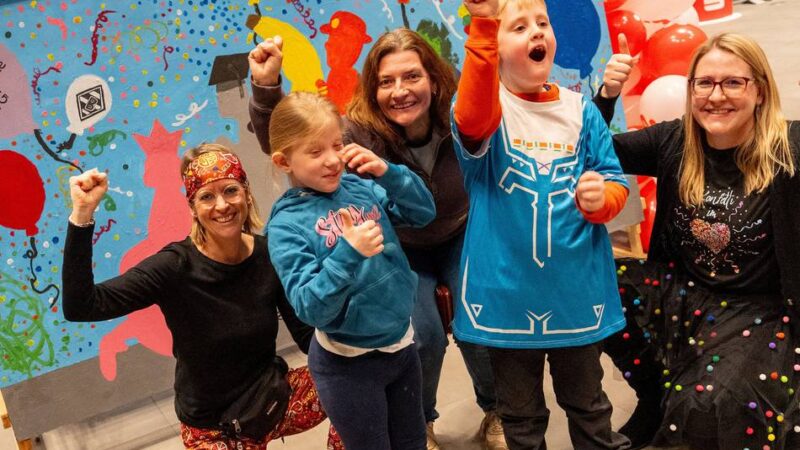 Jecken in Mönchengladbach: Kinder bemalen Wände mit karnevalistischen Kunstwerken
