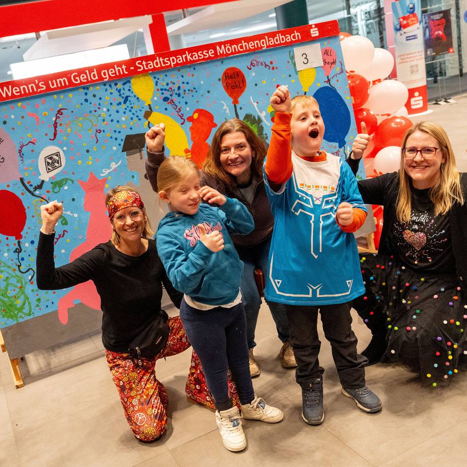 Jecken in Mönchengladbach: Kinder bemalen Wände mit karnevalistischen Kunstwerken