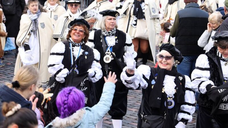 Karneval am Rosenmontag: Voller Marktplatz auch ohne Rathaussturm in Rheydt